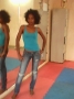 jeune femme simple et attentive jeune femme simple et attentive