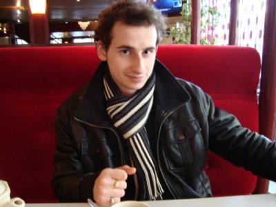 Je recherche une amie pour relation sérieuse et constructive, mais je suis un grand timide et j'ai très dur à faire le premier pas. Bien que j'ai pas mal d'amis, je me sens très seu