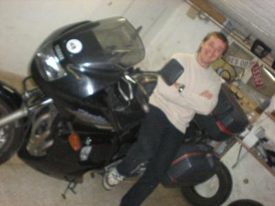 Pas plus qu'une heure de route entre chez vous et chez moi!!
Je suis motard et collectionneur de pipes. Celibattant et pas desespere, je pense que le 'chacun-chez-soi, on-se-voit-quand-on Pas plus qu'une heure de route entre chez vous et chez moi!!
Je suis motard et collectionneur de pipes. Celibattant et pas desespere, je pense que le 'chacun-chez-soi, on-se-voit-quand-on