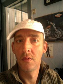 je mesure 1m70 environ 75kg sportif aime les femmes rondes mur gentil attirante et aussi aime l'amour 