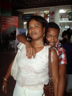 je suis une femme malgache et je vis a Madagascar avec mes deux garçon, je suis coiffeuse ici a Madagascar,
je cherche un homme de 50 a 60 ans,
avec ou sans enfant, l'amour na pas d'âge,