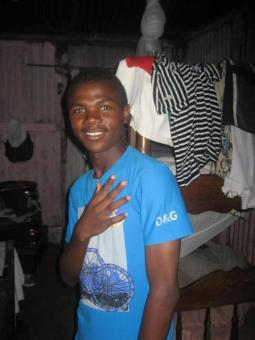 Bonjour à tous! Je suis Rakotoson Marc Eddy et j'ai 19 du mois prochain. J'habite à Madagascar du province de Mahajanga. Je suis un homme très simple, sociable et gentil. Je suis ici pour