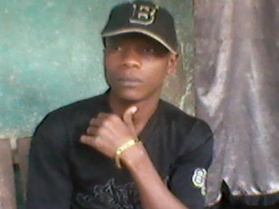 jeune ivoirien,teint bronzé.Pour mon caractère,vous le saurez au fil du temps.Comique,oui...! I THINK THAT NOBODY IS COMPLETED.