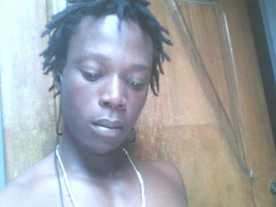 je suis un homme africain beau gentille beaucoup attentionné amoureux de la musique reggae et pour le reste je recherche une femme pour partager ma vie je suis pret a partager ma vie avec l'ame 