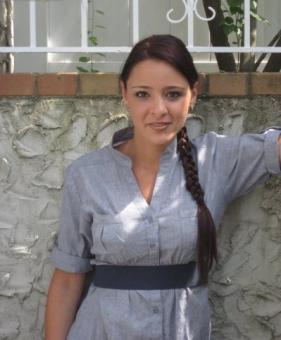 Femme romantique de 35 ans paraissant moins ,sans enfant  ,assez timide , tendre, attentionnée, tres sociable , cultivée, physique attirant , sérieuse , stable , fidèle en amitié comme en amour (