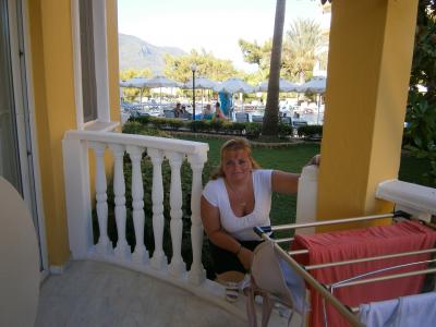 coucou moi je chercher un homme lui chez lui et moi chez moi et chercher un homme joyeux généreux ..je fais des massage du corps pour les homme les femme et les couple ...je vous a tend 