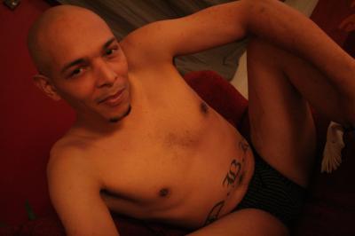 Salut,
Je suis célibataire, métis, 1m75 pour 77kg environ.
Je suis quelqu'un d'ouvert et tranquille.
Je ne recherche que l'aventure, sans prise de tête et dans le respect de chacu