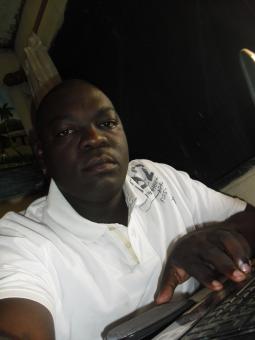 je suis un homme grande de taille teint noir je ne complique pas la vie mais je sais me décrire je laisse le choix de découvrir 