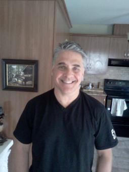 Je suis un homme, tendre, sincère, ouvert, affectueux, sentimentale, romantique, compréhensif, sans entraves, dans le respect de chacun, qui l'ouverture d’esprit et dialogue, aimant partager 