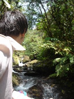 Je m'intéresse aux voyages et rencontres piquantes
pour l'instant je ne veux pas de rélation fixe 
Tout avec respect et un cœur ouvert