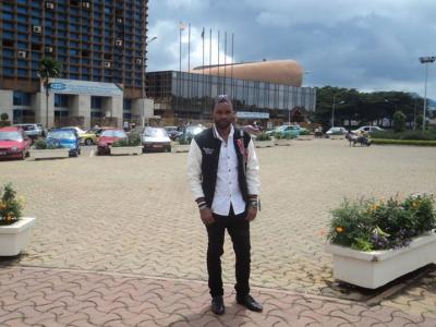 Slt ! Moi j'aimerais rencontre celle avec qui je vais fair ma vie pourquoi pas devenir mn épouse 