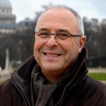 Je suis un homme ordinaire avec mes qualités et mes défauts, je vis très simplement, en attendant la présence d'une femme ayant les mêmes convictions matrimoniales et ambitions que moi afin 