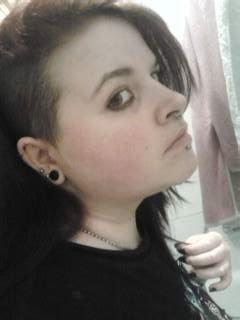 bonjour je m appelle Anaïs et j ai 19 ans et je suis de
Frasnes-Lez-Gosselies un coin perdu pré de Gosselies Charleroi ... mon groupe préféré est blood on the dance floor mes j écoute aussi Cra