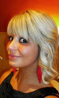 je suis une femme assez directe sincère et pleine de bon sens j'ai beaucoup d'amour a donner et j'en attends autant.
Merci et bonne chance a tous