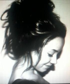 je suis très vive , gentil , j'aime donner confiance aux gens mais sous mon charme se cache aussi du caractère attention les garçons me voilà :) 