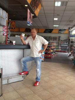 Bonjour merci de l'intérêt porté à mon profil,, comment se décrire en quelques lignes,, tout simplement cherche relation dans le respect mutuel et la complicité...:)). Une relation durable,