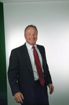 Je suis un veuf qui a tout simplement décidé de passer avec ma vie après avoir été seul pendant une longue période après ma femme est décédée. Je suis très passionné et affectueux. J'