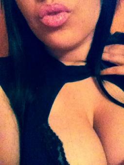 Bonjour a tous et a toute ici pour discuter dans un premier temps, après pourquoi pas se rencontrer autour d'un verre ou d'un restaurant. Je suis de la région lyonnaise 