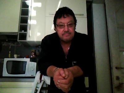 je suis une personne assez direct mais honnête et sincère les menteurs ne font pas partie de ma vie et mensonge n'es pas dans mon dictionnaire de mode de vie et je dis toujours ce que je pense 