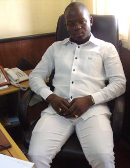 élégant, taille moyenne, sportif, calme et doux,
j'aime des femmes belles et calme. ambitieuse et style 