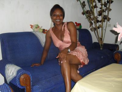 Je suis une femme aimant les enfants, attentionnée, aimant faire l'amour, amoureuse, ambitieuse et agréable à vivre.