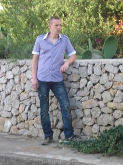 hello je suis mike j ai 26 ans je vis en couple depuis 4 ans je suis timide et j ai envie de me faire des amis ou amies