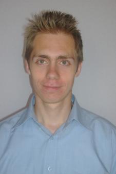 salut je m'appelle jean-louis 23 ans j'habite bruxelles.
