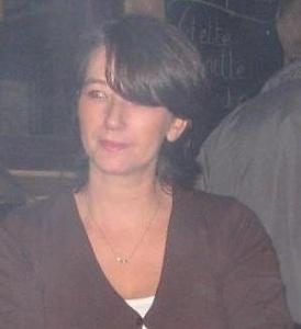 Epicurienne , aimant croquer la vie à pleine dents , je recherche l'âme soeur qui partagera mes fou-rires, mes chagrins,. un petit braquage de temps en temps histoire de renflouer les caisses:)