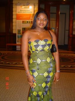 je me nomme Jessica je suis une jeune mailienne
je suis residante en cote d'ivoire plus precisement dans la ville de sicasso je fais 1m70 pour 605kg . je suis aids soiyante  de  vetements   pour