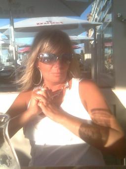 Je suis une femme sociable qui aime le contact humain ! 