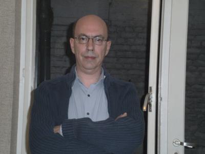 Ma vie solitaire me pèse énormément, je n'ai plus envie de vivre seul, j'ai envie d'être aurpès d'une femme qui pourra écouter, me comprendre.
 
Je veux aimer et être aim�