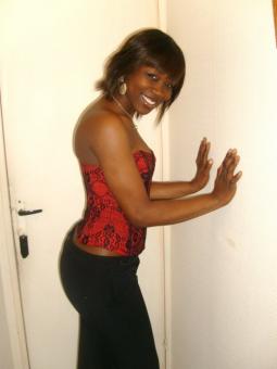 bonjour je me nomme pervanche je suis une jeune fille  belle charmante te attirante je recherche un homme honnete a qui j'offrirai mon coeur pour tout vous dire je recherche l'homme ideal ce