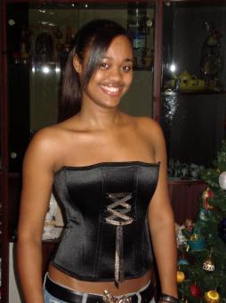 je suis une fille agee de 28ans je mesure 1m70 pour 55kg yeux noisette Cheveux noir