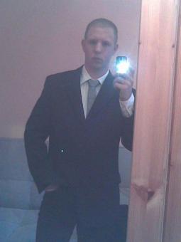 je m'appel lionel j'ai 19 ans
je suis un simple mec XD
je suis la pour parle et plus si affinite
je suis deconneur mais je sais etre serieux 
alor s vous voulez en savoir plus venez me p
