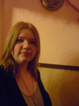salut je m'appelle elodie, j'ai 18 ans et je cherche une relation serieuse. je suis simple et franche mais timide au départ. physiquement, je suis ronde et j adore sa, je suis blonde aux ye