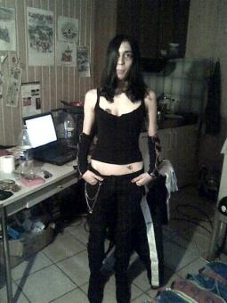 bonjour je recherche amitiés avec hommes est
femmes, jai 23ans je me prend pas la tete
je
suis punk est je trouve dommage quon juge
quelquun sur son aspect exterieur,alors que
le plus important 