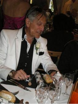 je suis un homme de très grand moralité j'adore rire avec les personnes autour de moi, j'aime aussi allé au resto, ciné, ballade et aussi les voyages