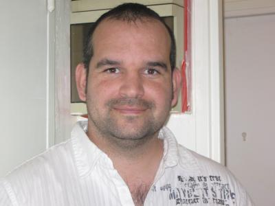 Bonjour,
je suis quelqu'un à la recherche du bonheur et de l'amour. Je suis assez romantique calin et qui aime donner de l'amour.