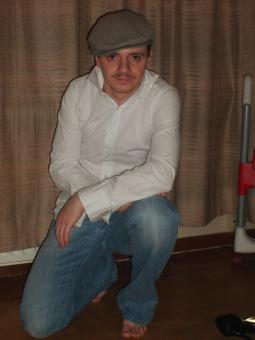 Je me présenterai pas. Parce que il y déjà des infos sur moi. Juste pour la couleur de mes yeux car ils ne sont pas indiqué dans le choi du profile. Ils sont gris.
Mais se que j'aime cher un