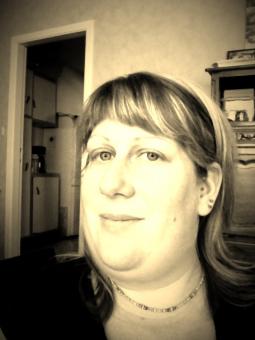 Souvent déçue en amitié (ma gentillesse et ma générosité sont souvent exploitées par les autres), je suis méfiante de prime abord tout en restant ouverte et accueillante. Il suffit de me prouv