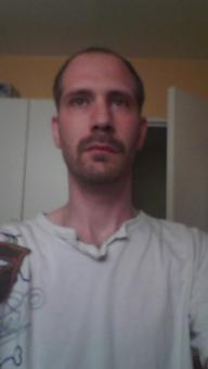 je suis un homme plein d'humour 
très timide, câlin , affectueux
le bonheur de ma partenaire est le plus important pour moi
pour le reste venez me parler 
par contre femme de cote d'iv